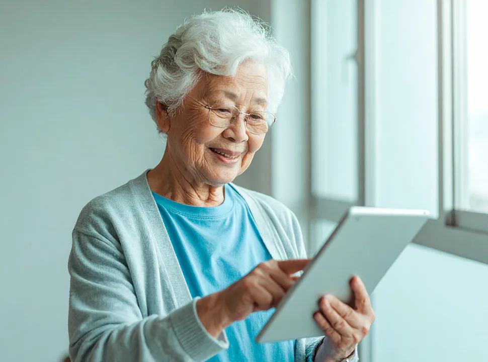 高齢者がタブレットを操作しているイメージ